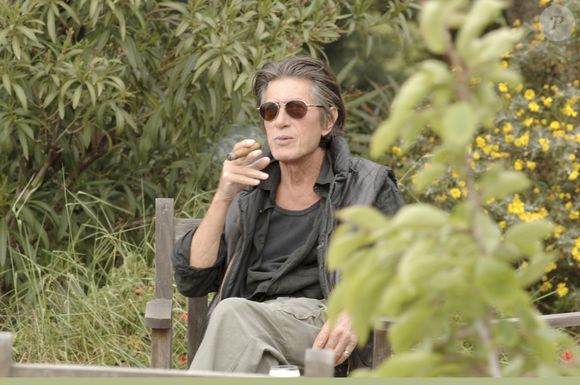 Archives - En France, Jacques Dutronc chez lui à Monticello en Corse avec ses chats. le 9 mai 2005.
GONGORA Marie-Anne via Bestimage