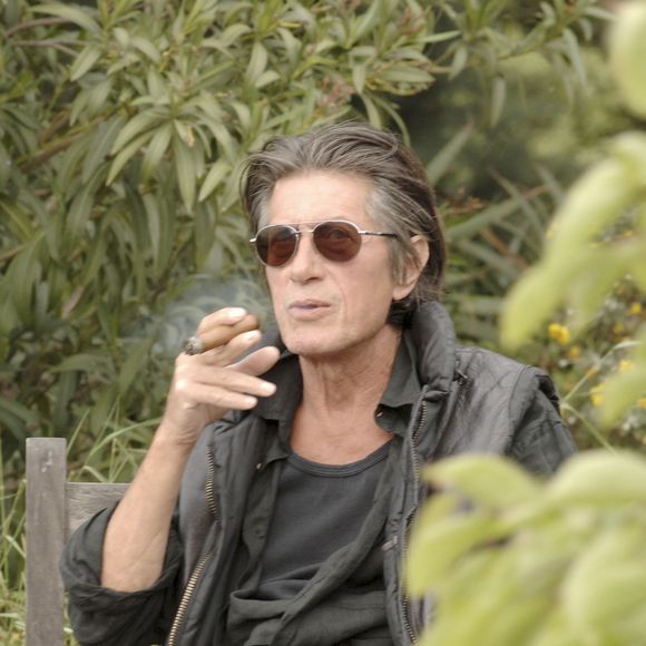 Archives - En France, Jacques Dutronc chez lui à Monticello en Corse avec ses chats. le 9 mai 2005.
GONGORA Marie-Anne via Bestimage