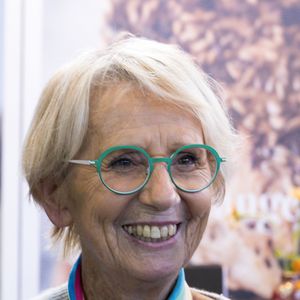 Jacqueline Pin, épouse Mercorelli, dite Mercotte de passage sur le sirha 2021 fait des selfies avec ses admiratrices, le 26 Septembre 2021 à Lyon, France. © Sandrine Thesillat / Panoramic / Bestimage