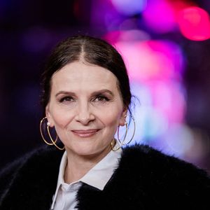 Juliette Binoche, actrice, se tient sur le tapis rouge lors de la première du film "Queen at Sea" au 76e Festival international du film de Berlin, le 17 février 2026, Berlin. Photo : Christoph Soeder/Dpa/Abaca