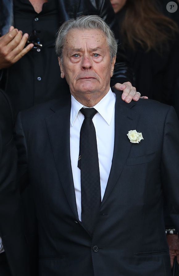 Alain Delon - Sorties des obsèques de Mireille Darc en l'église Saint-Sulpice à Paris. Le 1er septembre 2017
Bestimage