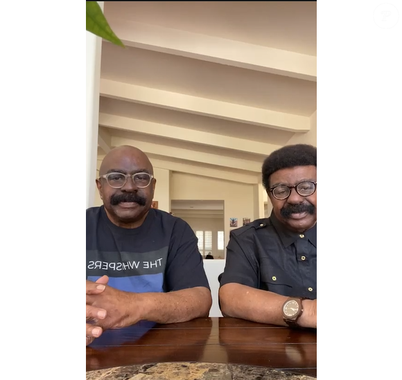 Walter Scott Jr. luttait contre un cancer depuis plusieurs mois avant l’annonce de sa disparition. Wallace Scott, le frère jumeau du regretté Walter Scott, est encore parmi nous.

Walter Scott Jr et son frère jumeau Wallace Scott le 26 septembre 2021 © Instagram