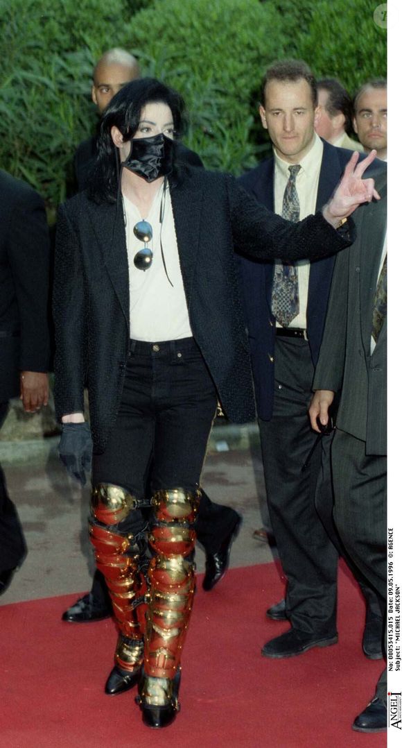 6 mai 1996, Monaco. Michael Jackson masqué, adressant un salut lors des World Music Awards. © Agence / Bestimage