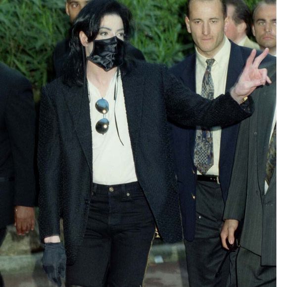 6 mai 1996, Monaco. Michael Jackson masqué, adressant un salut lors des World Music Awards. © Agence / Bestimage