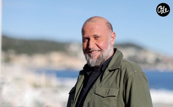 Dans l’émission "En aparté" 2023, il avouait : “Je pense que le rôle de père, c'est peut-être le rôle le plus difficile que j'aie jamais joué.” 

François Damiens - Photocall du film "T'as pas Changé" réalisé par J. Commandeur dans le cadre de la 7ème édition du festival Cineroman à Nice le 29 Septembre 2025. © Dominique Jacovides - Bruno Bebert / Bestimage