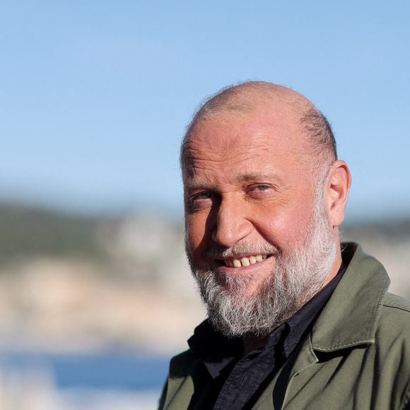 Dans l’émission "En aparté" 2023, il avouait : “Je pense que le rôle de père, c'est peut-être le rôle le plus difficile que j'aie jamais joué.” 

François Damiens - Photocall du film "T'as pas Changé" réalisé par J. Commandeur dans le cadre de la 7ème édition du festival Cineroman à Nice le 29 Septembre 2025. © Dominique Jacovides - Bruno Bebert / Bestimage