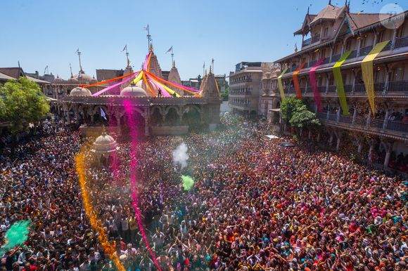 Le 14 mars 2025, Ahmedabad, Gujarat, Inde : Des milliers de dévots ont applaudi lorsqu'un prêtre les a aspergés d'eau et de poudre colorées lors des célébrations du festival coloré Holi au temple Swaminarayan à Kalupur, Ahmedabad, Inde, le vendredi 14 mars 2025. Au cours de la célébration, les gens s'enduisent mutuellement le visage de couleurs à base de poudre parfumée. (Credit Image : © Saurabh Sirohiya/ZUMA Press Wire)