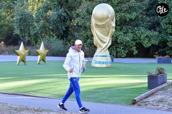 À force d'y passer du temps, Zidane y a ses habitudes, au point d'être considéré par certains locaux comme "un peu Aveyronnais".

Zinédine Zidane - Entraînement de l'équipe de France en préparation de la Ligue des nations de l'UEFA 2026 au Centre national de Clairefontaine le 22 septembre 2026. © Baptiste Autissier/PSnewZ/Bestimage