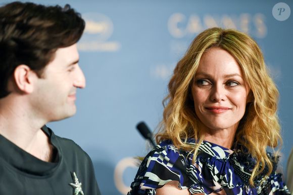 Nicolas Maury, Vanessa Paradis lors de la conférence de presse du film "Un couteau dans le coeur" lors du 71ème festival international du film de Cannes le 18 mai 2018.
© Pool Cannes / Bestimage
