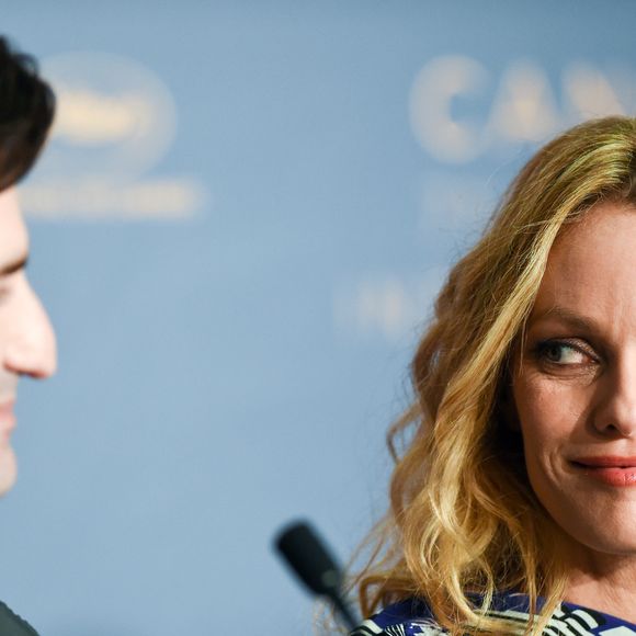 Nicolas Maury, Vanessa Paradis lors de la conférence de presse du film "Un couteau dans le coeur" lors du 71ème festival international du film de Cannes le 18 mai 2018.
© Pool Cannes / Bestimage