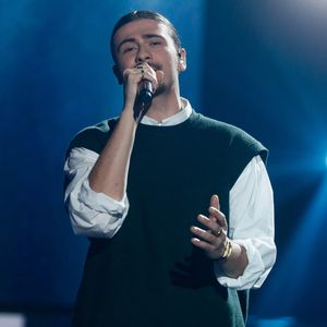 Exclusif - Pierre Garnier - Enregistrement de l'émission "Eternel Aznavour, le concert événement", diffusée le 18 octobre sur France 3
© Christophe Clovis-Cyril Moreau / Bestimage

Éternel Aznavour : le concert événement
Vendredi 18 octobre à 21.05 sur France 3 et sur france.tv
Logo de la plateforme france.tv
Logo France 3

Pour célébrer le centenaire de la naissance de l'une des plus grandes légendes de la chanson française et à l'occasion de la sortie du film Monsieur Aznavour, nous vous invitons à une soirée exceptionnelle autour de ses plus belles chansons.

Les plus grands artistes de la scène française lui rendent hommage au cours de cette soirée musicale. Entourés d’un orchestre composé de 22 musiciens, ils se succéderont pour interpréter ses plus grands succès, et témoigner de l’histoire d’amour qui les lie avec Charles Aznavour.

De "La Bohème" à "Emmenez-moi", en passant par "Hier encore" et "Je m’voyais déjà", chaque performance sera un hommage vibrant à l'homme qui a marqué des générations par ses textes profonds et sa voix inoubliable. Ce sera également l’occasion d’en apprendre plus sur cet homme pudique à travers des images d’archives rares issues de la collection privée de Charles Aznavour qui viendront ponctuer ce show.   

Ne manquez pas cette soirée inoubliable où la musique, l’émotion et la poésie seront au rendez-vous pour célébrer l'héritage artistique de Monsieur Charles Aznavour.