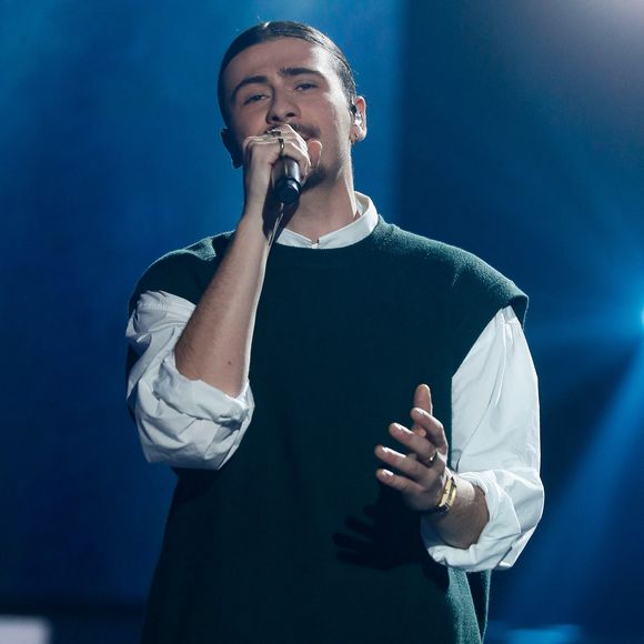 Exclusif - Pierre Garnier - Enregistrement de l'émission "Eternel Aznavour, le concert événement", diffusée le 18 octobre sur France 3
© Christophe Clovis-Cyril Moreau / Bestimage

Éternel Aznavour : le concert événement
Vendredi 18 octobre à 21.05 sur France 3 et sur france.tv
Logo de la plateforme france.tv
Logo France 3

Pour célébrer le centenaire de la naissance de l'une des plus grandes légendes de la chanson française et à l'occasion de la sortie du film Monsieur Aznavour, nous vous invitons à une soirée exceptionnelle autour de ses plus belles chansons.

Les plus grands artistes de la scène française lui rendent hommage au cours de cette soirée musicale. Entourés d’un orchestre composé de 22 musiciens, ils se succéderont pour interpréter ses plus grands succès, et témoigner de l’histoire d’amour qui les lie avec Charles Aznavour.

De "La Bohème" à "Emmenez-moi", en passant par "Hier encore" et "Je m’voyais déjà", chaque performance sera un hommage vibrant à l'homme qui a marqué des générations par ses textes profonds et sa voix inoubliable. Ce sera également l’occasion d’en apprendre plus sur cet homme pudique à travers des images d’archives rares issues de la collection privée de Charles Aznavour qui viendront ponctuer ce show.   

Ne manquez pas cette soirée inoubliable où la musique, l’émotion et la poésie seront au rendez-vous pour célébrer l'héritage artistique de Monsieur Charles Aznavour.