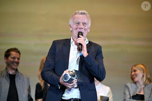 "L’accès au lieu de tournage se fera par vos propres moyens et aura lieu au maximum au Havre. En famille, en couple ou avec votre enfant passionné de cinéma, remportez ce lot et soutenez la Fondation GoodPlanet"

Franck Dubosc, Prix Romain Gary Soirée de clotûre et palmarés de la 7e édition du festival Cineroman à Nice le 4 Octobre 2025.
© Bebert-Jacovides/Bestimage