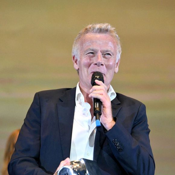 "L’accès au lieu de tournage se fera par vos propres moyens et aura lieu au maximum au Havre. En famille, en couple ou avec votre enfant passionné de cinéma, remportez ce lot et soutenez la Fondation GoodPlanet"

Franck Dubosc, Prix Romain Gary Soirée de clotûre et palmarés de la 7e édition du festival Cineroman à Nice le 4 Octobre 2025.
© Bebert-Jacovides/Bestimage
