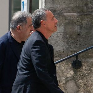 Maurice Lévy, Marc-Olivier Fogiel - Arrivées aux obsèques de Thierry Ardisson en l’église Saint-Roch de Paris, France, le 17 juillet 2025. © Clovis-Jacovides/Bestimage