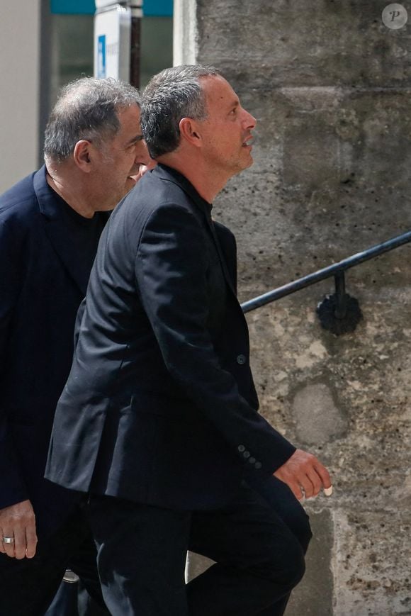 Maurice Lévy, Marc-Olivier Fogiel - Arrivées aux obsèques de Thierry Ardisson en l’église Saint-Roch de Paris, France, le 17 juillet 2025. © Clovis-Jacovides/Bestimage