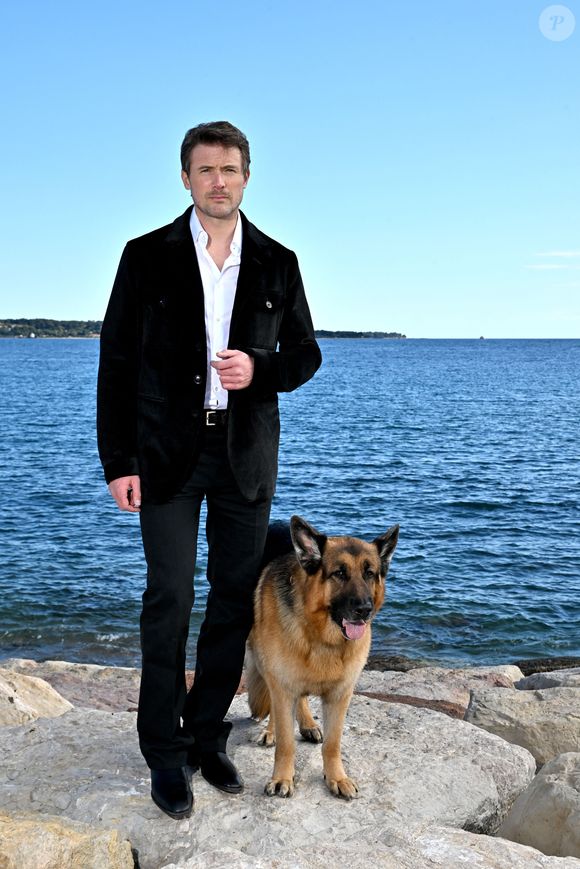 Exclusif - John Reardon et Diesel vom Burgimwald aka Rex sont au MIPTV 2023 à Cannes, France, le 17 avril 2023 pour promouvoir la série "Hudsson et Rex" durant CanneSeries Saison 6. © Bruno Bebert/Bestimage