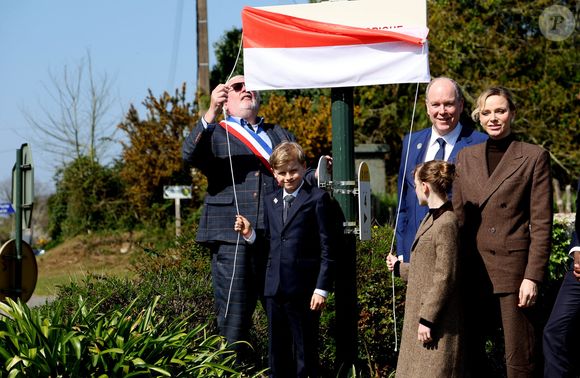 Pour nos confrères de "Point de vue", le prince Albert a d'ailleurs indiqué que ses jumeaux avaient suivi une préparation intensive sur l'Histoire de leur famille. 
Hervé Van Praag, maire de Plévenon, Le prince Albert II de Monaco, La princesse Charlène de Monaco, Le prince Jacques de Monaco, marquis des Baux, La princesse Gabriella de Monaco, comtesse de Carladès lors d'une visite à Plévenon, Côtes-d'Armor le 9 avril 2025.

© Dominique Jacovides / Bestimage