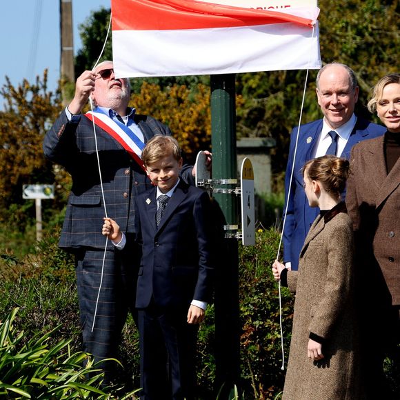 Pour nos confrères de "Point de vue", le prince Albert a d'ailleurs indiqué que ses jumeaux avaient suivi une préparation intensive sur l'Histoire de leur famille. 
Hervé Van Praag, maire de Plévenon, Le prince Albert II de Monaco, La princesse Charlène de Monaco, Le prince Jacques de Monaco, marquis des Baux, La princesse Gabriella de Monaco, comtesse de Carladès lors d'une visite à Plévenon, Côtes-d'Armor le 9 avril 2025.

© Dominique Jacovides / Bestimage