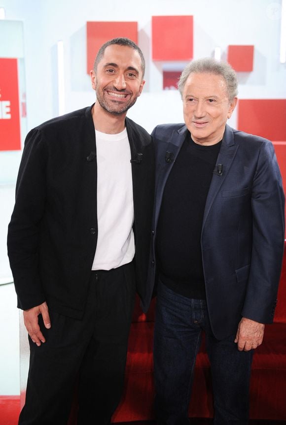 Michel Drucker s'entretiendra également avec le médecin et animateur Jimmy Mohamed, l'artiste Mathilde de Carne qui a dernièrement prêter sa voix pour la comédie "Wicked", sans oublier Fabien Olicard, mentaliste actuellement à l'affiche de la 5ème saison des "Traitres" diffusée sur la six.

Exclusif - Jimmy Mohamed et Michel Drucker - Enregistrement de l'émission Vivement dimanche au studio Rive Gauche presentée par Michel Drucker . Diffusion sur France 3 le 07/09/2025 . © Guillaume Gaffiot / Bestimage