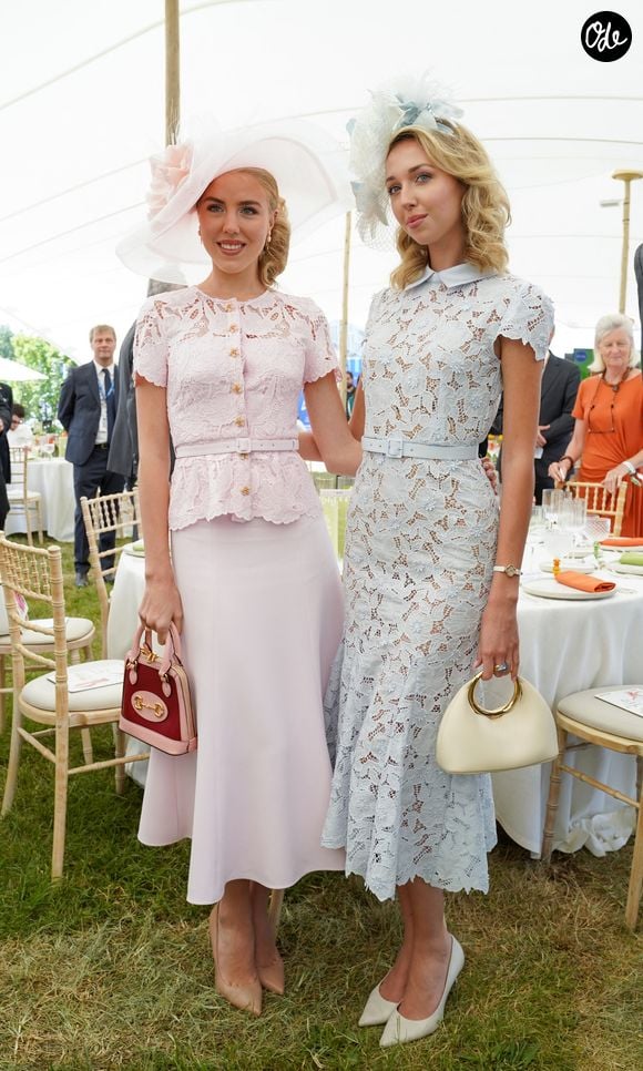 Maria Carolina de Bourbon des Deux Siciles a elle aussi choisi un cliché en noir et blanc pour rendre hommage à Mathilde Favier

S.A.R. la Princesse Maria Carolina de Bourbon des Deux-Siciles, S.A.R. la Princesse Maria Chiara de Bourbon des Deux-Siciles - Prix de Diane Longines 2026 à l'Hippodrome de Chantilly le 14 juin 2026.
© Anne-Sophie Guebey / Bestimage