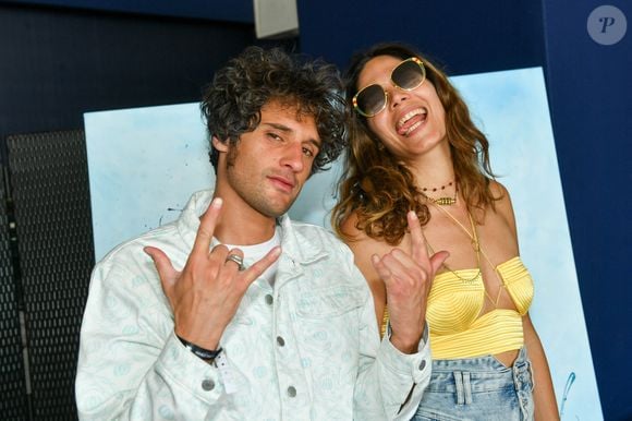 Exclusif - Vanille Clerc et un ami musicien Romain Pinsolle lors de la reconnaissance du prix Metrobus de la 9ème édition du "Longines Paris Eiffel Jumping" au Champ de Mars à Paris, France, le 24 juin 2024. © Perusseau-Veeren/Bestimage