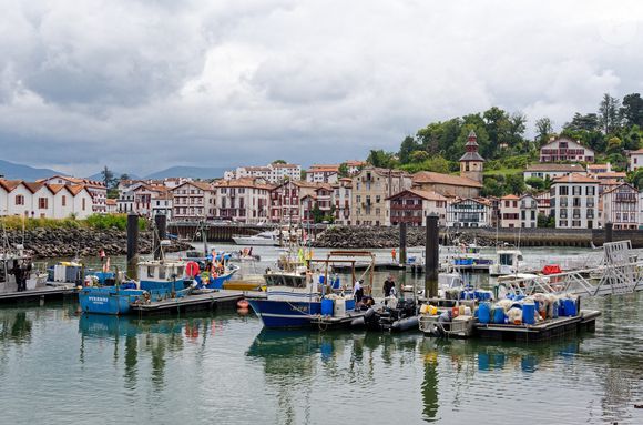 Saint Jean de Luz (64) : vue sur le port de peche avec bateaux de peche a quai et en arrière plan les immeubles du front de mer - Photo de Bru G/ANDBZ/ABACAPRESS.COM