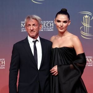 Sean Penn officialise avec sa compagne Valeria Nicov au photocall de la cérémonie d'hommage à Sean Penn lors de la deuxième journée du 21e Festival international du film de Marrakech, le 30 novembre 2024 à Marrakech, Maroc. © Dominique Jacovides/Bestimage