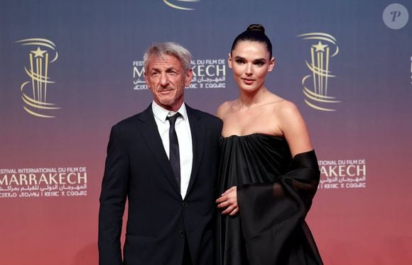 Sean Penn officialise avec sa compagne Valeria Nicov au photocall de la cérémonie d'hommage à Sean Penn lors de la deuxième journée du 21e Festival international du film de Marrakech, le 30 novembre 2024 à Marrakech, Maroc. © Dominique Jacovides/Bestimage