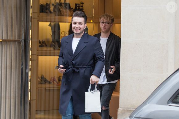 Exclusif - Le chanteur Olympe (de son vrai nom Joffrey Boulanger), révélé par la saison 2 de "The Voice" et son futur mari le blogueur mode Julien Van Der Drisch achètent des alliances à Paris le 19 mai 2016. Agence / Bestimage