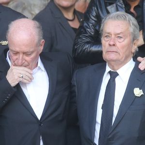 Pascal Desprez et Alain Delon - Sorties des obsèques de Mireille Darc en l'église Saint-Sulpice à Paris. Le 1er septembre 2017. © Agence / Bestimage