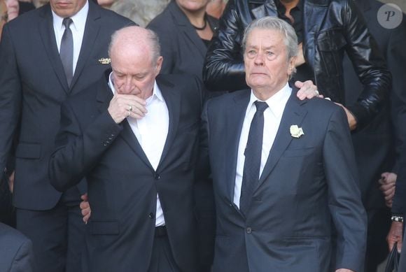 Pascal Desprez et Alain Delon - Sorties des obsèques de Mireille Darc en l'église Saint-Sulpice à Paris. Le 1er septembre 2017. © Agence / Bestimage