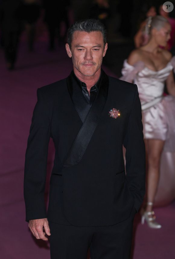 Luke Evans sur le tapis rose du photocall du bal du British Museum 2025 à Londres, Royaume Uni, le 18 octobre 2025. © GoffPhotos/Bestimage