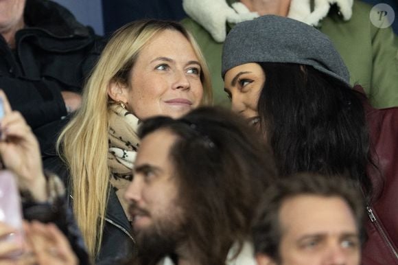 Ce vendredi, l'interprète du titre "Mauvais Rêve" semblait effectivement sereine et a échangé des fous rires avec celle qui l'accompagnait. Hoshi avec une amie dans les tribunes du match de football de qualification pour la coupe du monde 2026 opposant la France à Azerbaïdjan (3-0) au Parc des Princes à Paris, France, le 10 octobre 2025. © Cyril Moreau/Bestimage