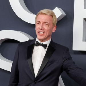 Pour cette nouvelle édition, la production a fait appel à une voix bien connue du grand public : celle d’Emmanuel Curtil

Emmanuel Curtil au photocall de la 51ème cérémonie des César à l'Olympia à Paris, France, le 26 février 2025.
Photo par Borde-Jacovides/Bestimage