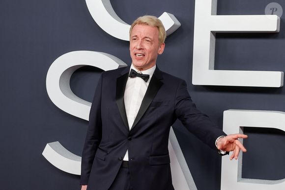 Pour cette nouvelle édition, la production a fait appel à une voix bien connue du grand public : celle d’Emmanuel Curtil

Emmanuel Curtil au photocall de la 51ème cérémonie des César à l'Olympia à Paris, France, le 26 février 2025.
Photo par Borde-Jacovides/Bestimage