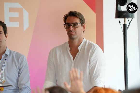 Avec humour, elle a souligné que sa fille dépassait tout le monde en taille, à l'exception de son père.

Camille Lacourt lors de la Rencontre des Entrepreneurs de France (REF) du MEDEF au Stade Roland Garros, à Paris, France, le 27 août 2026. © Anne-Sophie Guebey/Bestimage