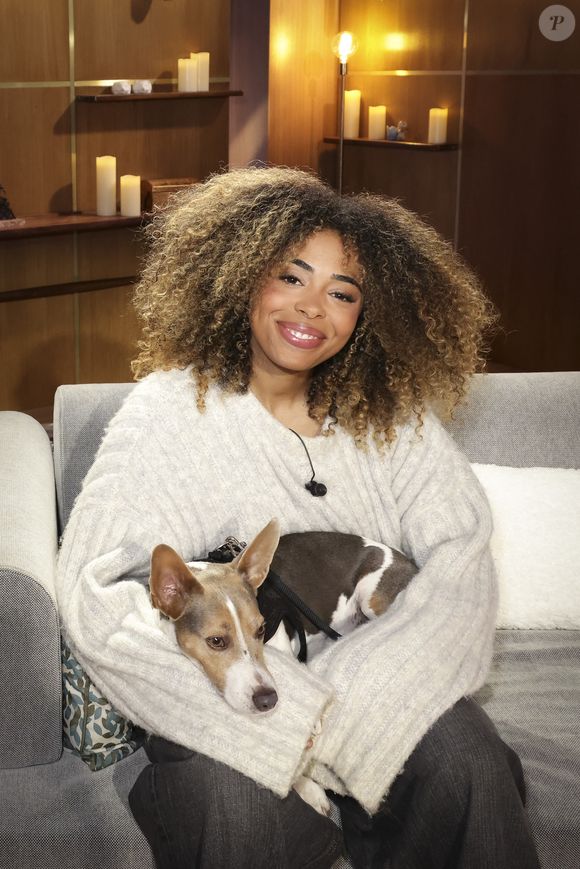Exclusif - Oli et son chien Monday, lors de la présentation de l'équipe et du plateau de la nouvelle émission "Animalement Vôtre" présentée par Bernard Montiel et diffusée le dimanche 9 novembre dès 15.45 sur France 3, à Paris, France, le 13 octobre 2025. © Jack Tribeca/Bestimage