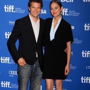 Marion Cotillard (habillee en Dior Haute Couture) et Guillaume Canet - Conference de Presse du film "Bood Ties" lors du Festival International du Film de Toronto, le 10 septembre 2013. AGENCE / BESTIMAGE