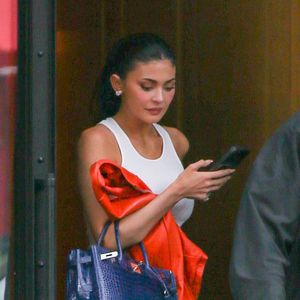 Exclusif - Kylie Jenner est élégante et prête pour le match des Knicks avec une veste en cuir orange. Mai 2026 New York Backgrid USA / Bestimage