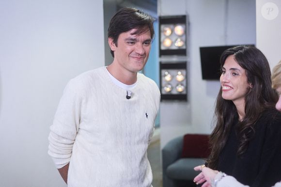 Exclusif - Alain-Fabien Delon avec sa compagne Laura Bensadoun en backstage de de l'émission "C à Vous" à Paris, le 18 octobre 2024. 

Photo : Cyril Moreau / Bestimage