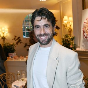Agustin Galiana - A l'occasion de la fête des Mères, Adriana Karembeu et Lenôtre s'associent pour créer l'entremets "Nina" au Pré Catelan à Paris le 29 avril 2025.
Cette création à quatre mains est le fruit d'une complicité artistique entre Adriana Karembeu, icône internationale de la mode, ambassadrice engagée, maman au grand cœur et Étienne Leroy Chef Patissier Lenôtre el Champion du Monde de la Pâtisserie.
Pensé comme une rose à offrir, l'entremets « Nina » est symbole de tendresse, de lien et de partage. Cette co-création soutient la Croix-Rouge française, 5% des bénéfices seront reversés à l'association, auprès de laquelle Adriana Karembeu est ambassadrice depuis plus de 25 ans. © Rachid Bellak/Bestimage