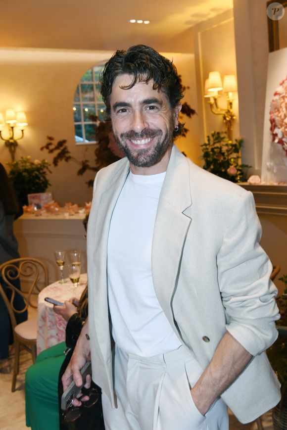 Agustin Galiana - A l'occasion de la fête des Mères, Adriana Karembeu et Lenôtre s'associent pour créer l'entremets "Nina" au Pré Catelan à Paris le 29 avril 2025.
Cette création à quatre mains est le fruit d'une complicité artistique entre Adriana Karembeu, icône internationale de la mode, ambassadrice engagée, maman au grand cœur et Étienne Leroy Chef Patissier Lenôtre el Champion du Monde de la Pâtisserie.
Pensé comme une rose à offrir, l'entremets « Nina » est symbole de tendresse, de lien et de partage. Cette co-création soutient la Croix-Rouge française, 5% des bénéfices seront reversés à l'association, auprès de laquelle Adriana Karembeu est ambassadrice depuis plus de 25 ans. © Rachid Bellak/Bestimage
