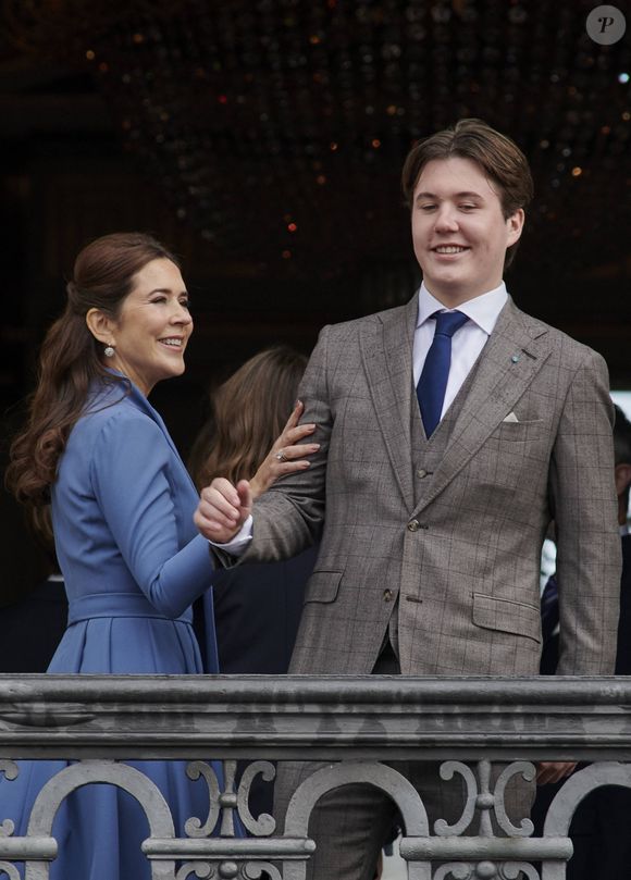 Le prince Christian de Danemark fête ses 18 ans entouré de la famille royale au balcon d’Amalienborg à Copenhague le 15 octobre. Étaient présents : la reine Margrethe II de Danemark, le prince Frederik, la prince Mary, la princesse Isabella, le prince Vincent et la princesse Josephine Dana Press / Bestimage