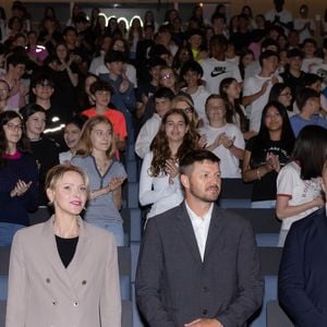 La princesse Charlène de Monaco, son frère Gareth Wittstock, William Servat, l'entraîneur du XV de France  - La princesse C.de Monaco, en compagnie de son frère G.Wittstock, participe à la remise des prix de la "Journée du respect" au collège Charles III à Monaco, le 29 avril 2025. © Olivier Huitel / Pool Monaco / Bestimage