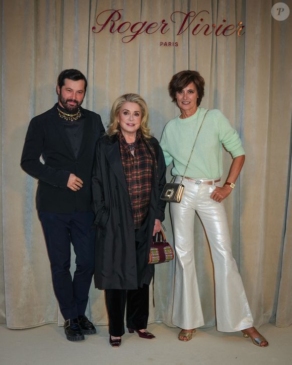 Gherardo Felloni, Catherine Deneuve et Inès de La Fressange à la soirée d'inauguration de la nouvelle résidence de la maison Roger Vivier à Paris lors de la fashion Week, le 2 octobre 2025.

Photo : Lucia Sabatelli / Bestimage