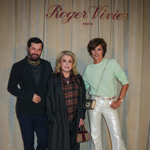 Gherardo Felloni, Catherine Deneuve et Inès de La Fressange à la soirée d'inauguration de la nouvelle résidence de la maison Roger Vivier à Paris lors de la fashion Week, le 2 octobre 2025.

Photo : Lucia Sabatelli / Bestimage