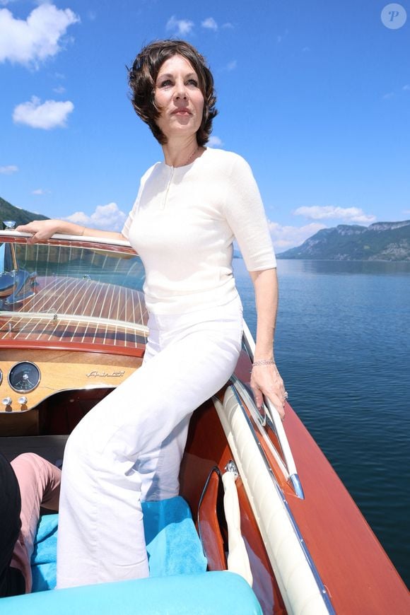 Exclusif - Mathilde Seigner en Riva sur le Lac du Bourget lors de la 3ème édition du Festival du Cinema Français et de la gastronomie d'Aix-les-Bains le 5 juin 2024.
© Denis Guignebourg / Bestimage