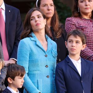 Charlotte Casiraghi, Raphaël Elmaleh, Balthazar Rassam dans la cour du palais princier le jour de la fête nationale de Monaco le 19 novembre 2024.

© Jean-Charles Vinaj / Pool Monaco / Bestimage