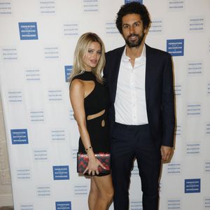 Comme ils l’ont partagé sur Instagram, le couple nage dans un bonheur éclatant, et la jeune femme a dévoilé, photos à l’appui, sa bague de fiançailles. En légende, ces mots lourds de promesses : "L’éternité commence maintenant". 

Sixteen Saldmann, Jonathan Anguelov (fondateur de Aircall valorisée à 1 milliard) - Soirée de gala pour la Fondation de la Recherche en Physiologie, "Les Stéthos d'Or" au Four Seasons Hôtel George V à Paris le 24 mars 2025. ©
Marc Ausset-Lacroix/Bestimage